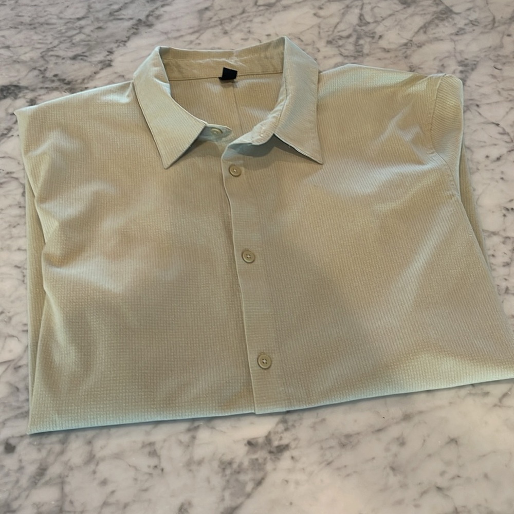 Lululemon Men’s XXL Airing Easy Button Down in Green